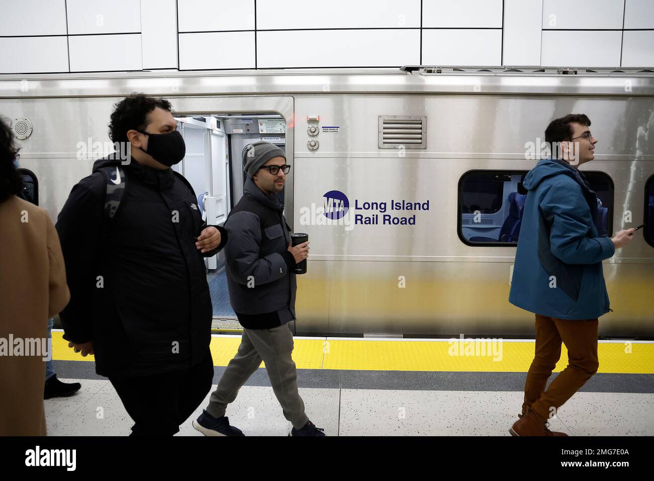 New York City USA 25th Jan 2023 Commuters Arrive On The Inaugural new-york-city-usa-25th-jan-2023-commuters-arrive-on-the-inaugural
