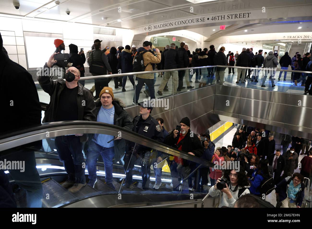 New York City USA 25th Jan 2023 Commuters Arrive On The Inaugural new-york-city-usa-25th-jan-2023-commuters-arrive-on-the-inaugural