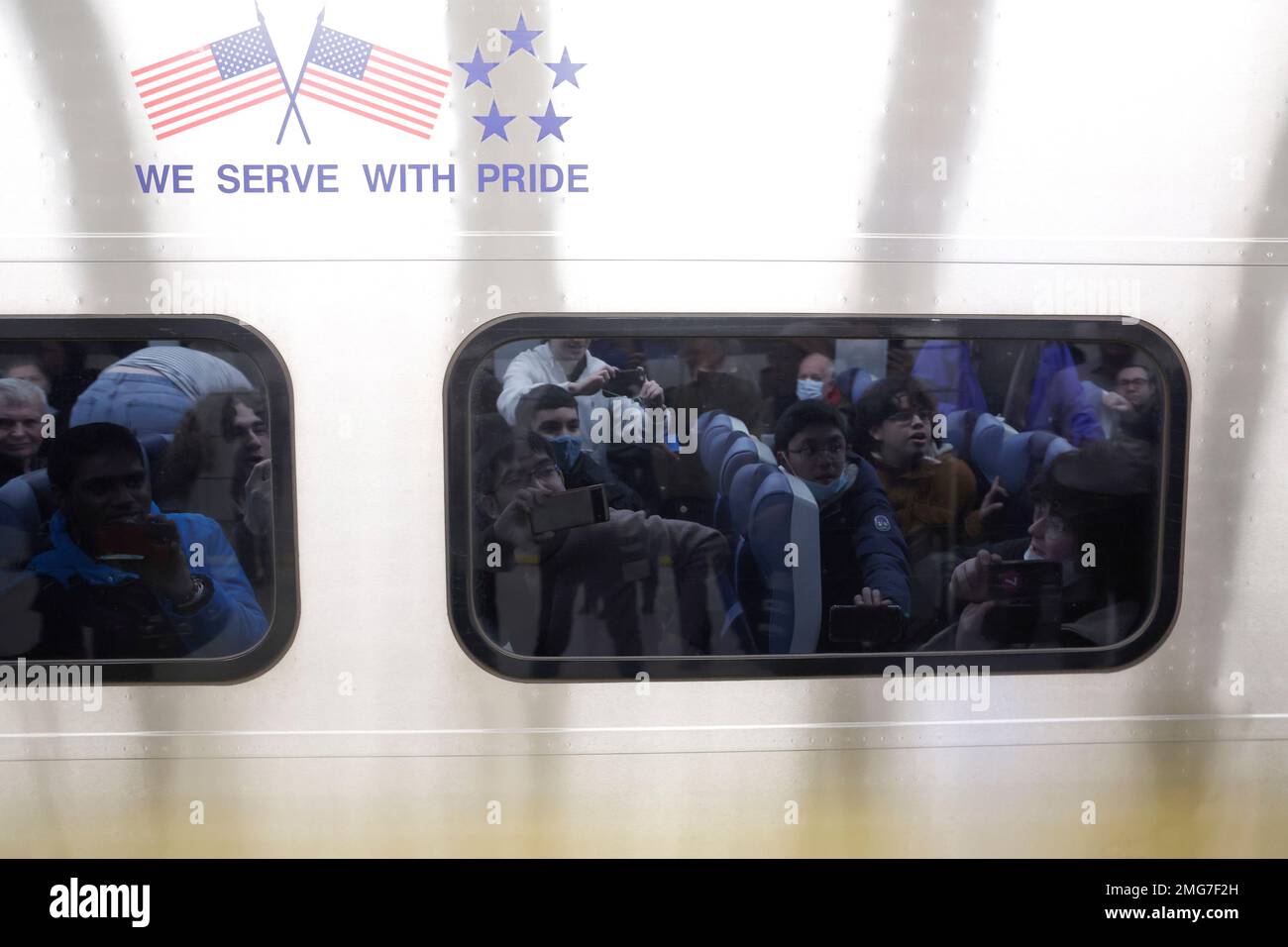 New York City USA 25th Jan 2023 Commuters Arrive On The Inaugural new-york-city-usa-25th-jan-2023-commuters-arrive-on-the-inaugural