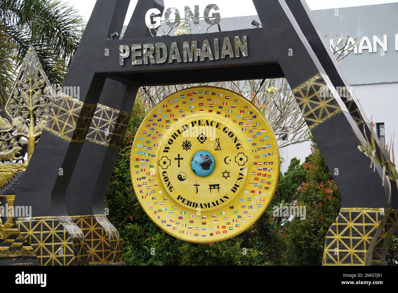World gong peace , the symbol of world peace Stock Photo Alamy