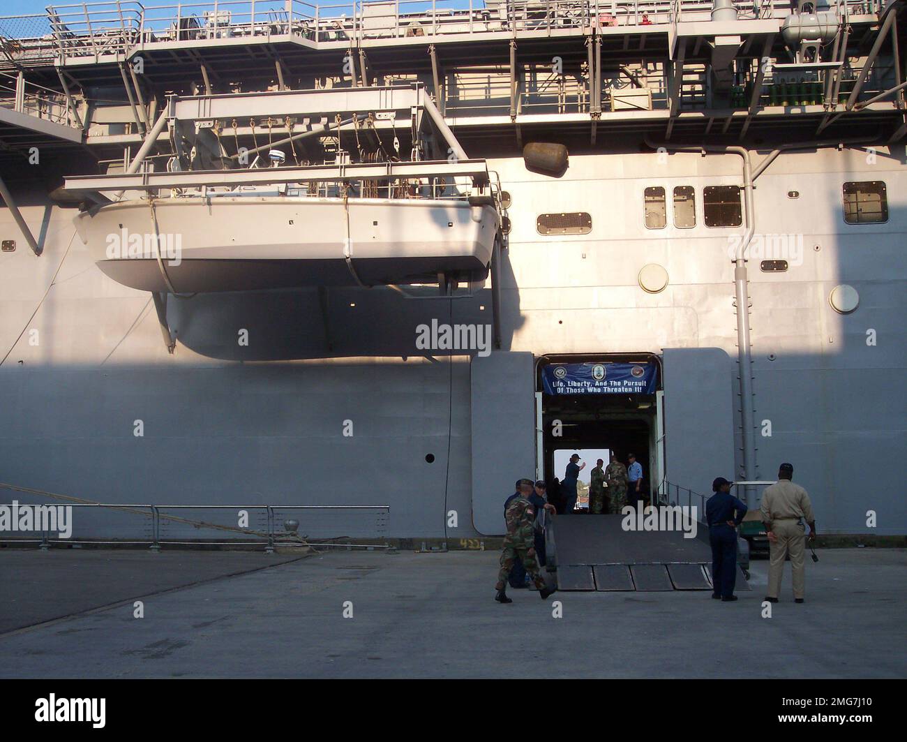 USS Iwo Jima - 26-HK-274-5. Hurricane Katrina Stock Photo