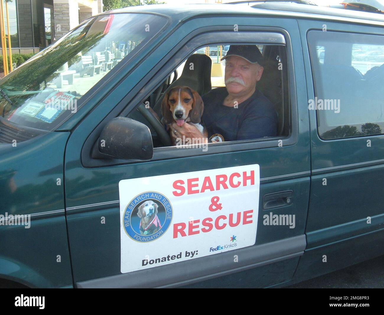 Animals - 26-HK-59-65. personnel inside search-and-rescue vehicle with dog --050916. Hurricane Katrina Stock Photo