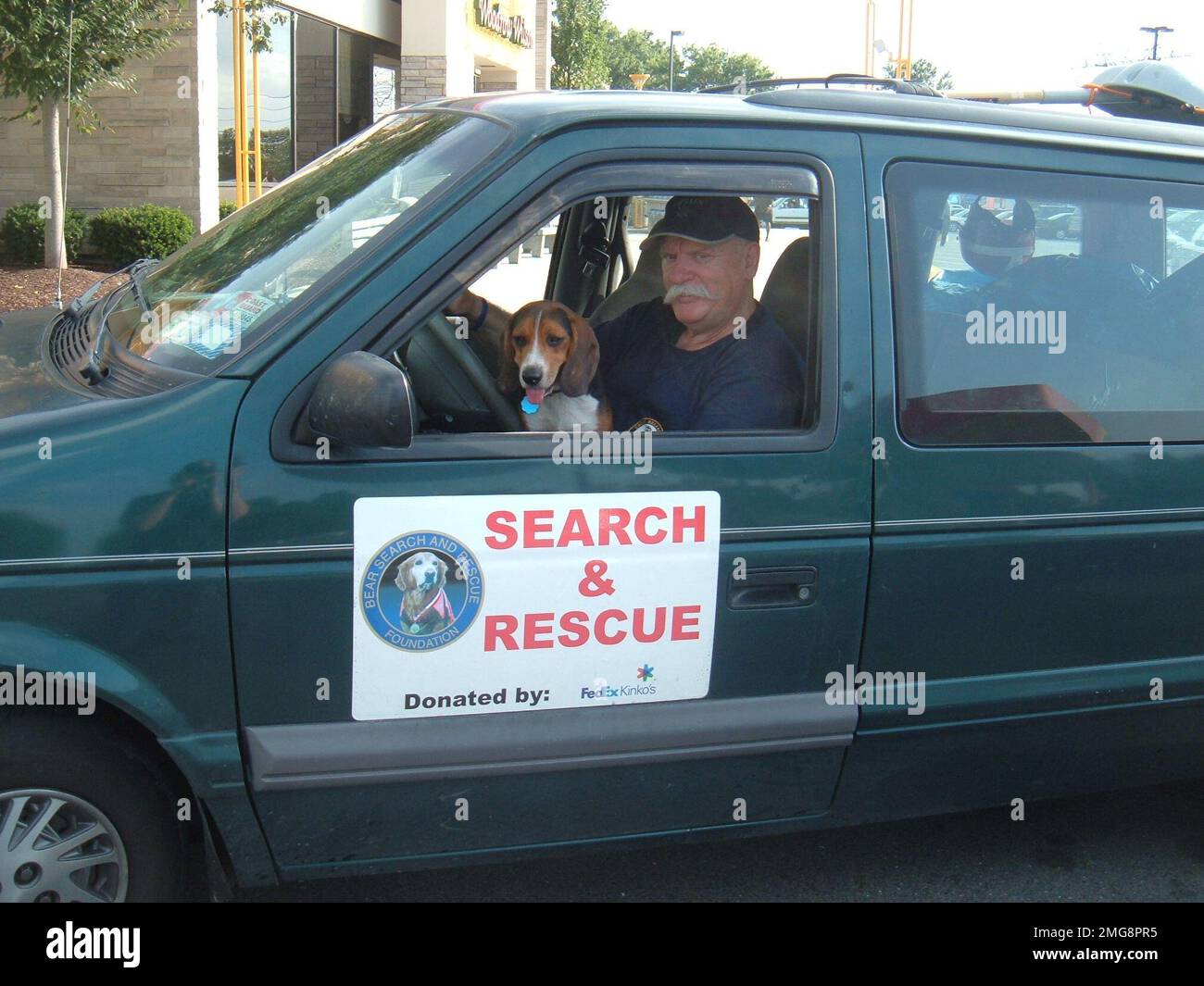 Animals - 26-HK-59-67. personnel inside search-and-rescue vehicle with dog--050916. Hurricane Katrina Stock Photo