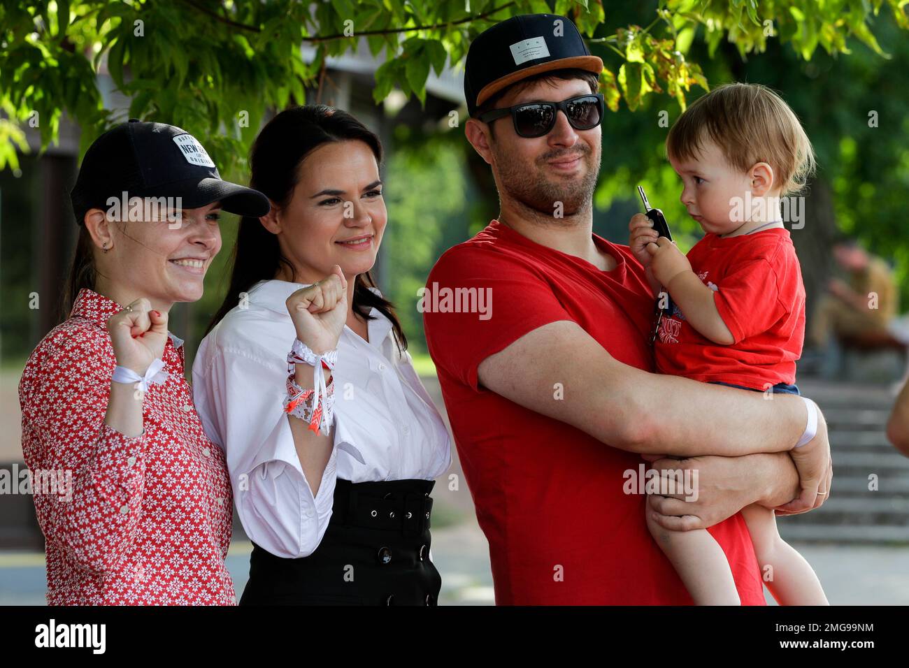 Tort oyoqqa tik turgan tanga kiygan ayolning yashirin kamera fotosurati.