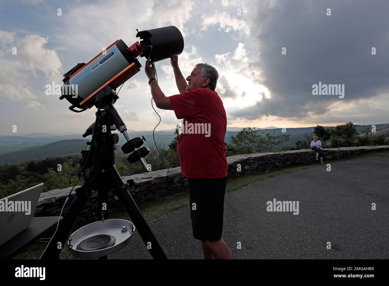 Astrophotographer Johnny Horne sets up his Celestron telescope to  photograph Comet NEOWISE at Grandfather Mountain in Linville, N.C., Friday,  July 17, 2020. (AP Photo/Gerry Broome Stock Photo - Alamy