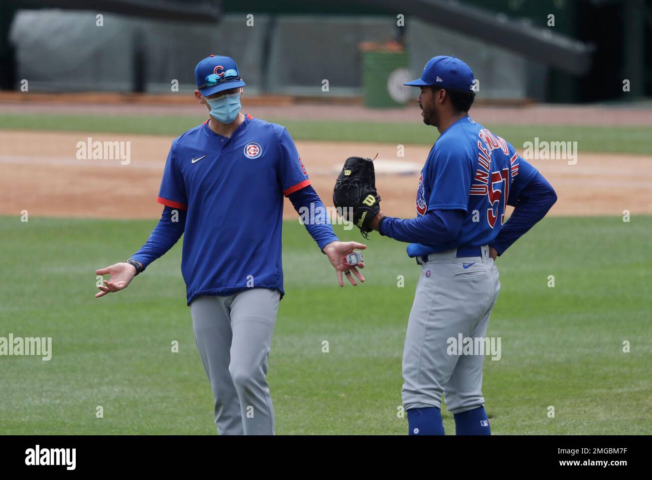 Chicago Cubs pitching coach Tommy Hottovy, left, talks with pitcher