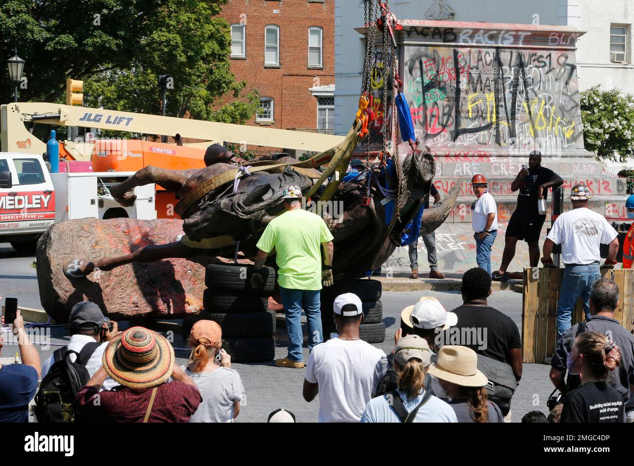 EDS NOTE OBSCENITY Crews lower the statue Confederate General J.E.B