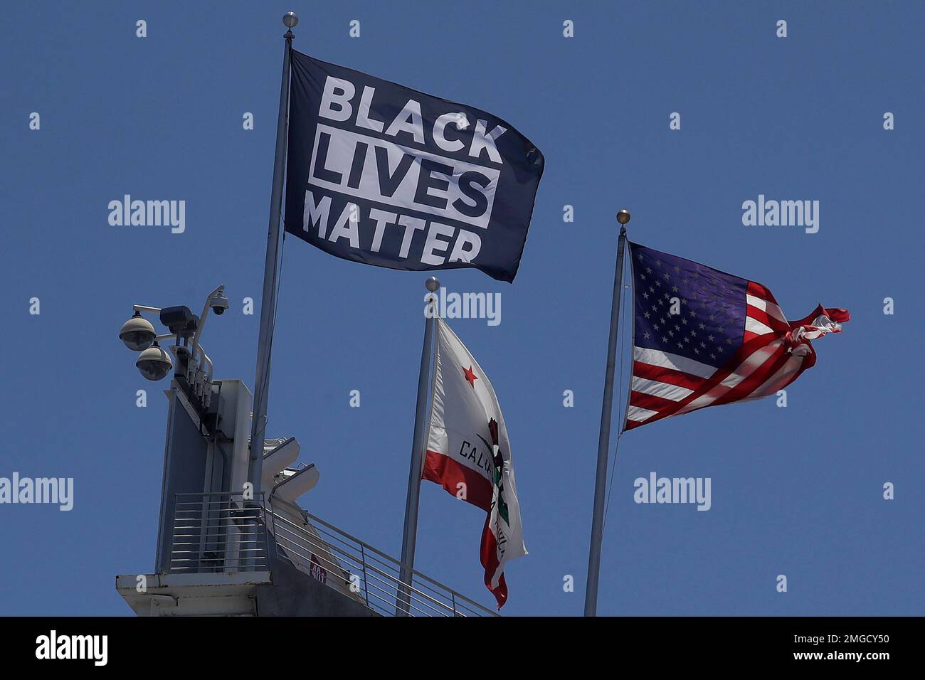 A Black Lives Matter flag flies at Levi's Stadium, the NFL football home of  the San Francisco 49ers, in Santa Clara, Calif., Thursday, June 25, 2020.  (AP Photo/Jeff Chiu Stock Photo - Alamy