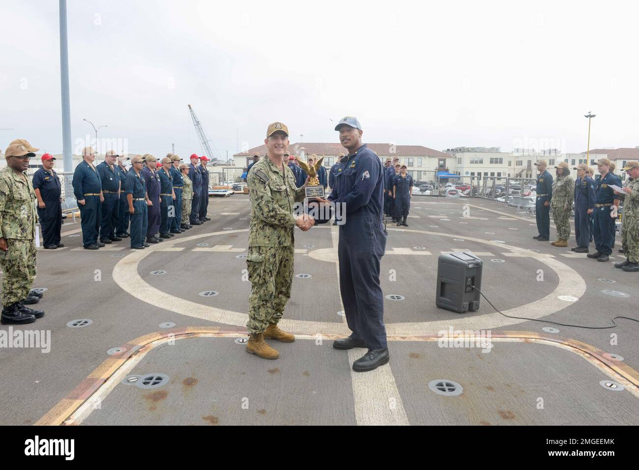 220824-N-ZS023-1009 SAN DIEGO (Aug. 24, 2022) Capt. Marc Crawford, left, commodore of Littoral Combat Ship Squadron ONE (COMLCSRON ONE), presents a leadership award to Lt. Cmdr. Imir Weise, the chief engineer aboard Freedom-variant littoral combat ship USS Fort Worth (LCS 3). LCS are fast, agile, mission-focused platforms designed to operate in near-shore environments, winning against 21st-century coastal threats. LCS support forward-presence, maritime security, sea control, and deterrence missions around the globe. Stock Photo