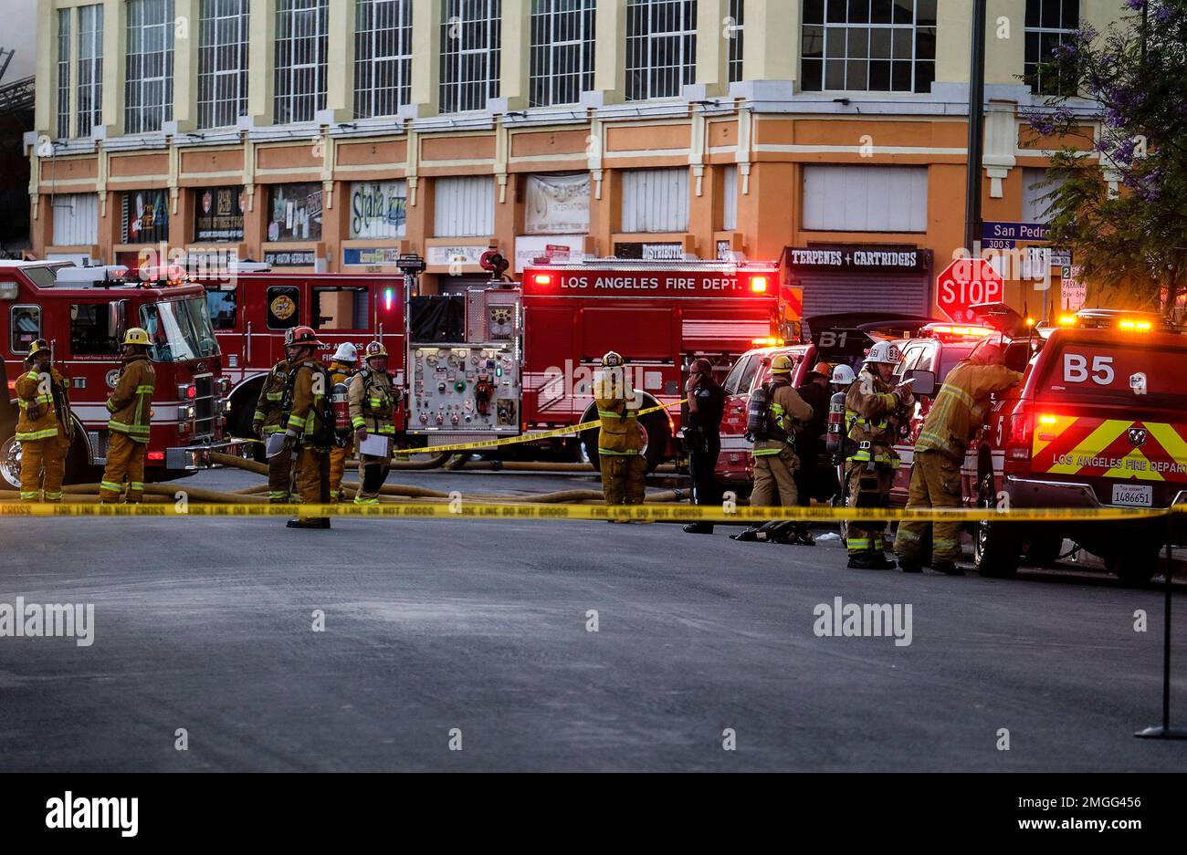 Los Angeles Fire Department firefighters respond to a structure fire ...