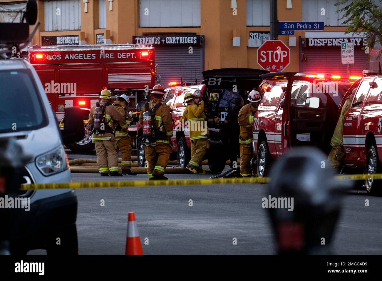 Los Angeles Fire Department firefighters respond to a structure fire ...