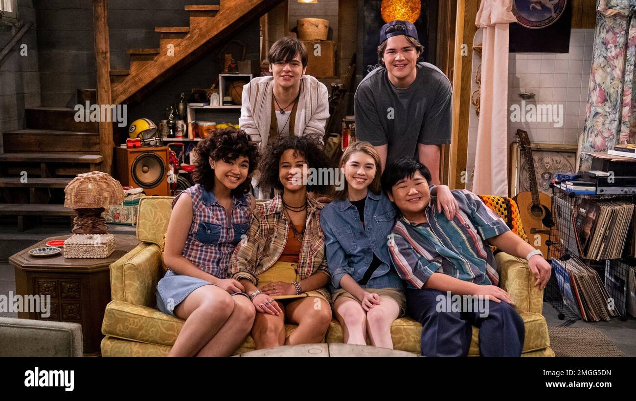ASHLEY AUFDERHEIDE, PATRICK WYMORE, SAM MORELOS, MACE CORONEL, CALLIE HAVERDA and MAXWELL ACEE DONOVAN in THAT '90 SHOW (2023), directed by LAURA PREPON and GAIL MANCUSO. Credit: Carsey-Werner Company / Netflix / Album Stock Photo