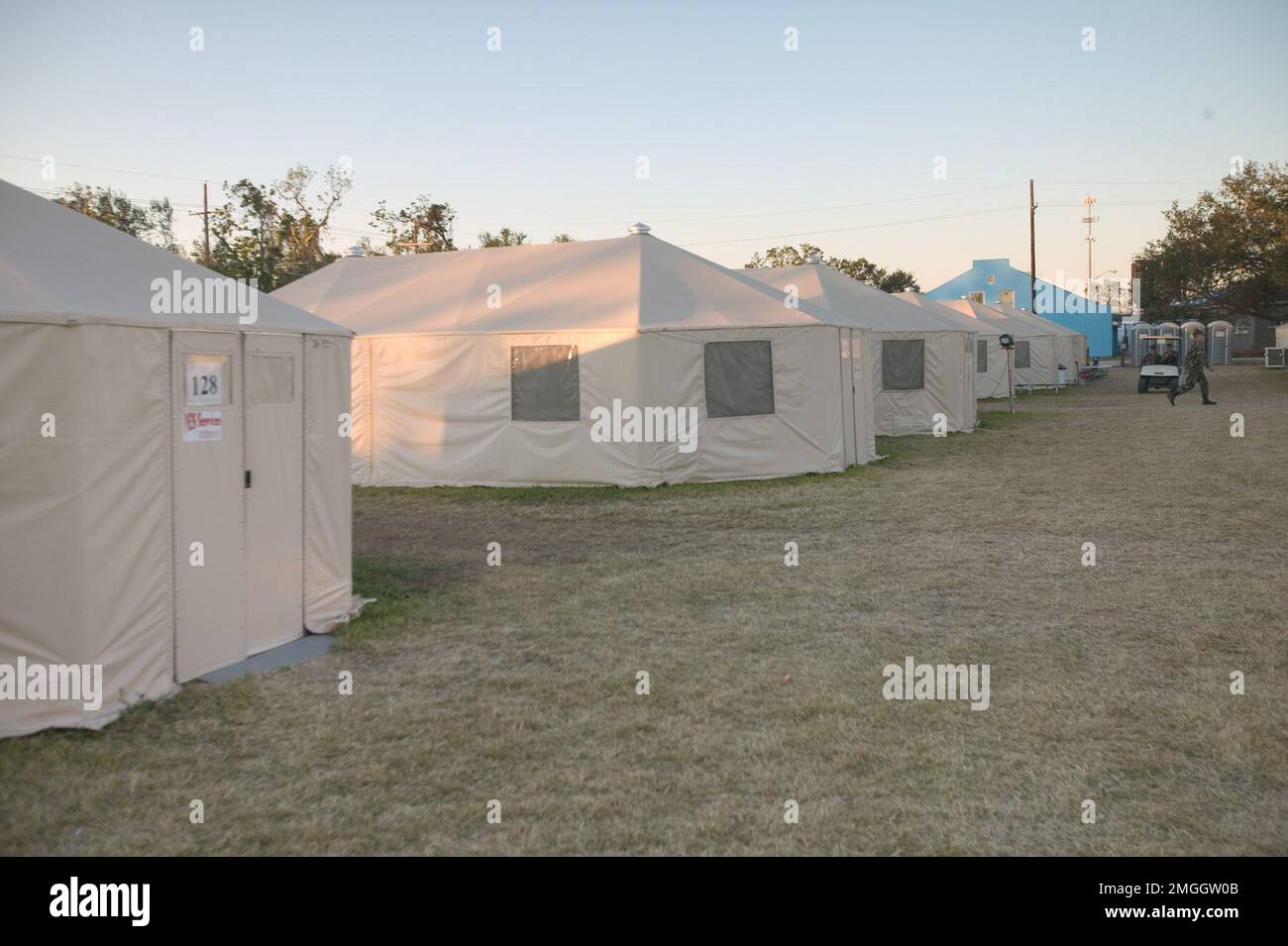 Base Camps - 26-HK-66-58. LA Plaquemines Camp--row of tents with military  personnel in background-- by Andrea Booher, FEMA. Hurricane Katrina Stock  Photo - Alamy