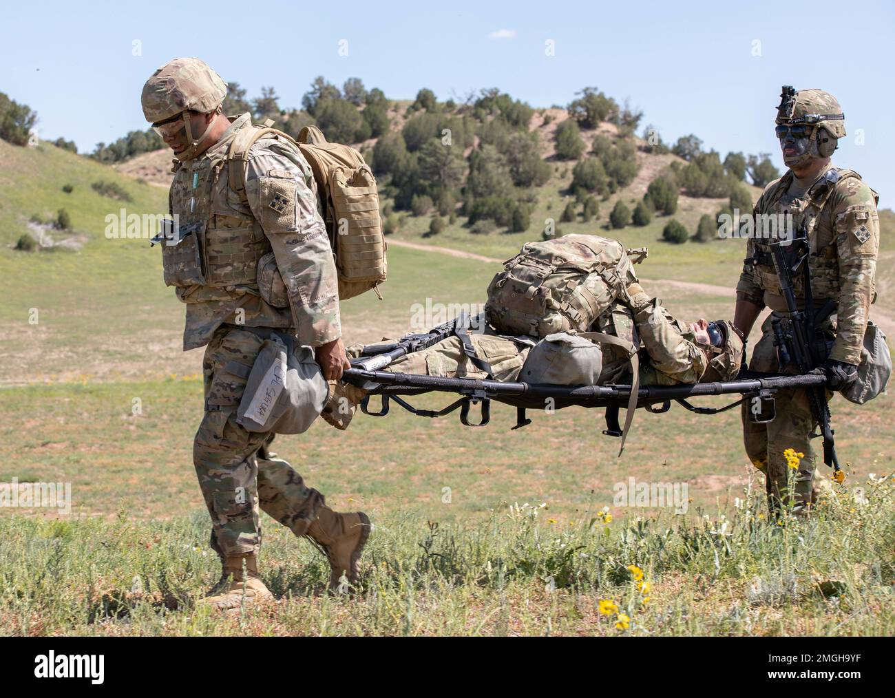 Combat medics assigned to 404th Aviation Support Battalion, 4th Combat Aviation Brigade, 4th Infantry Division carry a casualty on a litter during a field training exercise at Fort Carson, Colorado, Aug. 24, 2022. The combat medics attached to 404th ASB trained on providing medical treatment and care during the training exercise. Stock Photo