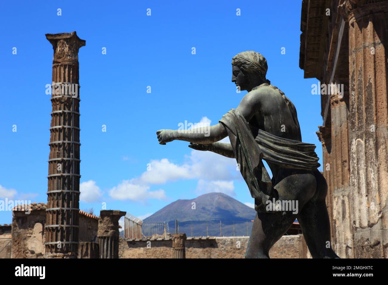 Statue des Apollo am Apollo-Tempel von 120 v.Chr., dem griechisch-römischen Gott gewidmet, Pompeji, antike Stadt in Kampanien am Golf von Neapel, beim Stock Photo