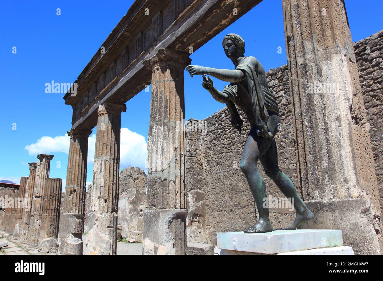 Statue des Apollo am Apollo-Tempel von 120 v.Chr., dem griechisch-römischen Gott gewidmet, Pompeji, antike Stadt in Kampanien am Golf von Neapel, beim Stock Photo