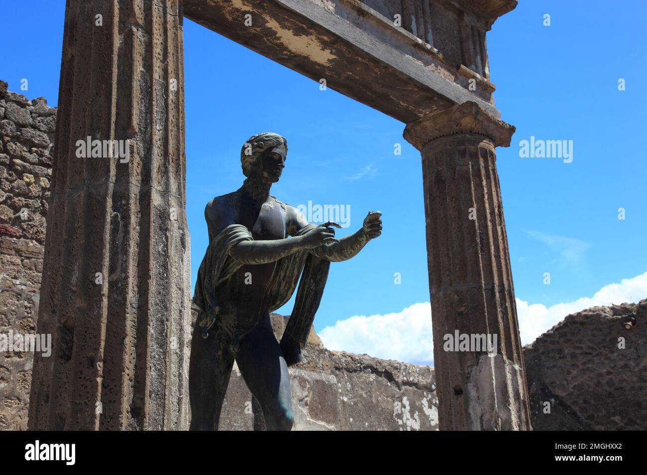 Statue des Apollo am Apollo-Tempel von 120 v.Chr., dem griechisch-römischen Gott gewidmet, Pompeji, antike Stadt in Kampanien am Golf von Neapel, beim Stock Photo