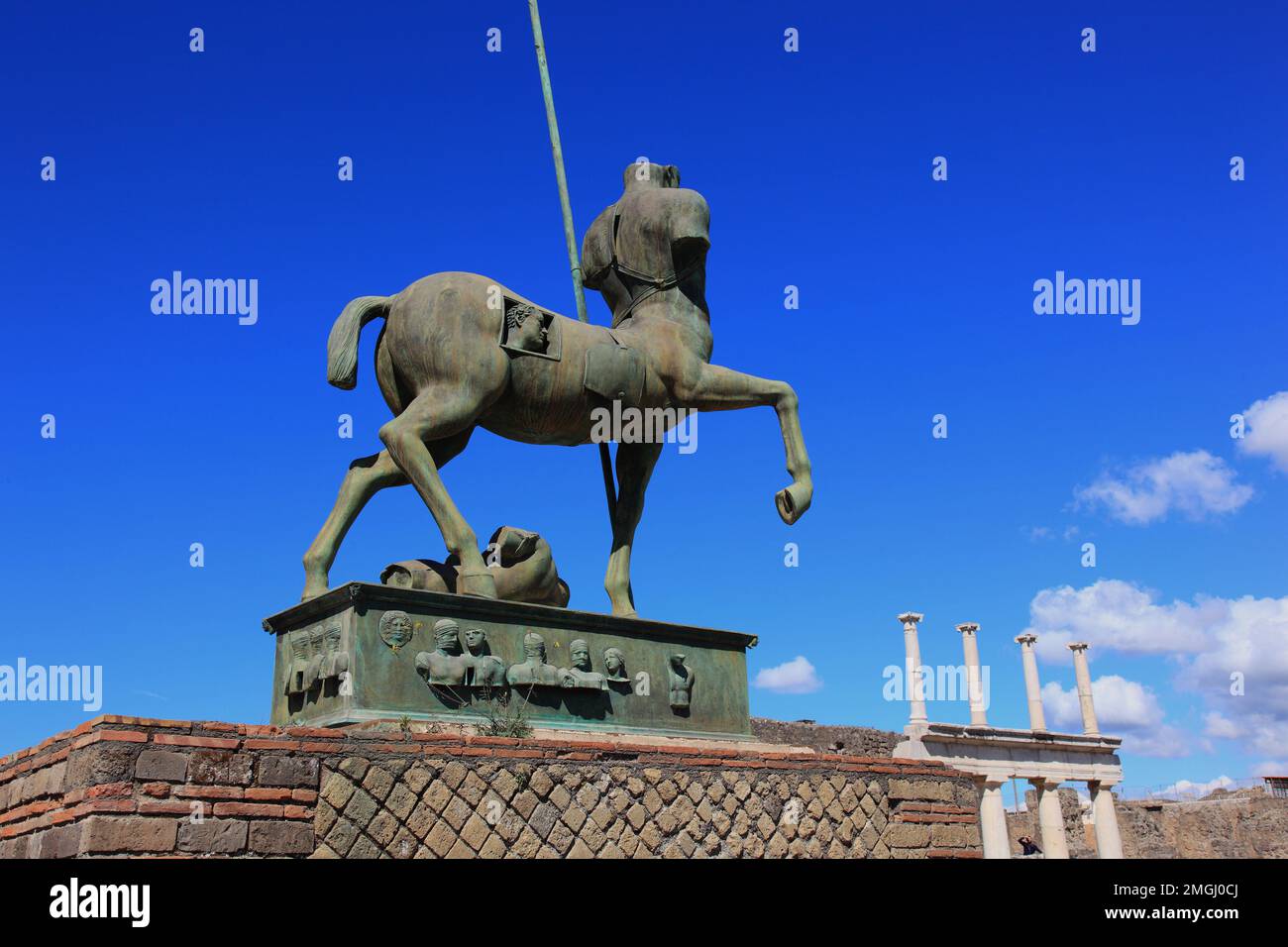 Statue von Centaur auf dem Gebiet des Forum, Kentaur, Mischwesen der griechischen Mythologie aus Statue von Centaur auf dem Gebiet des Forum, Kentaur, Mischwesen der griechischen Mythologie aus