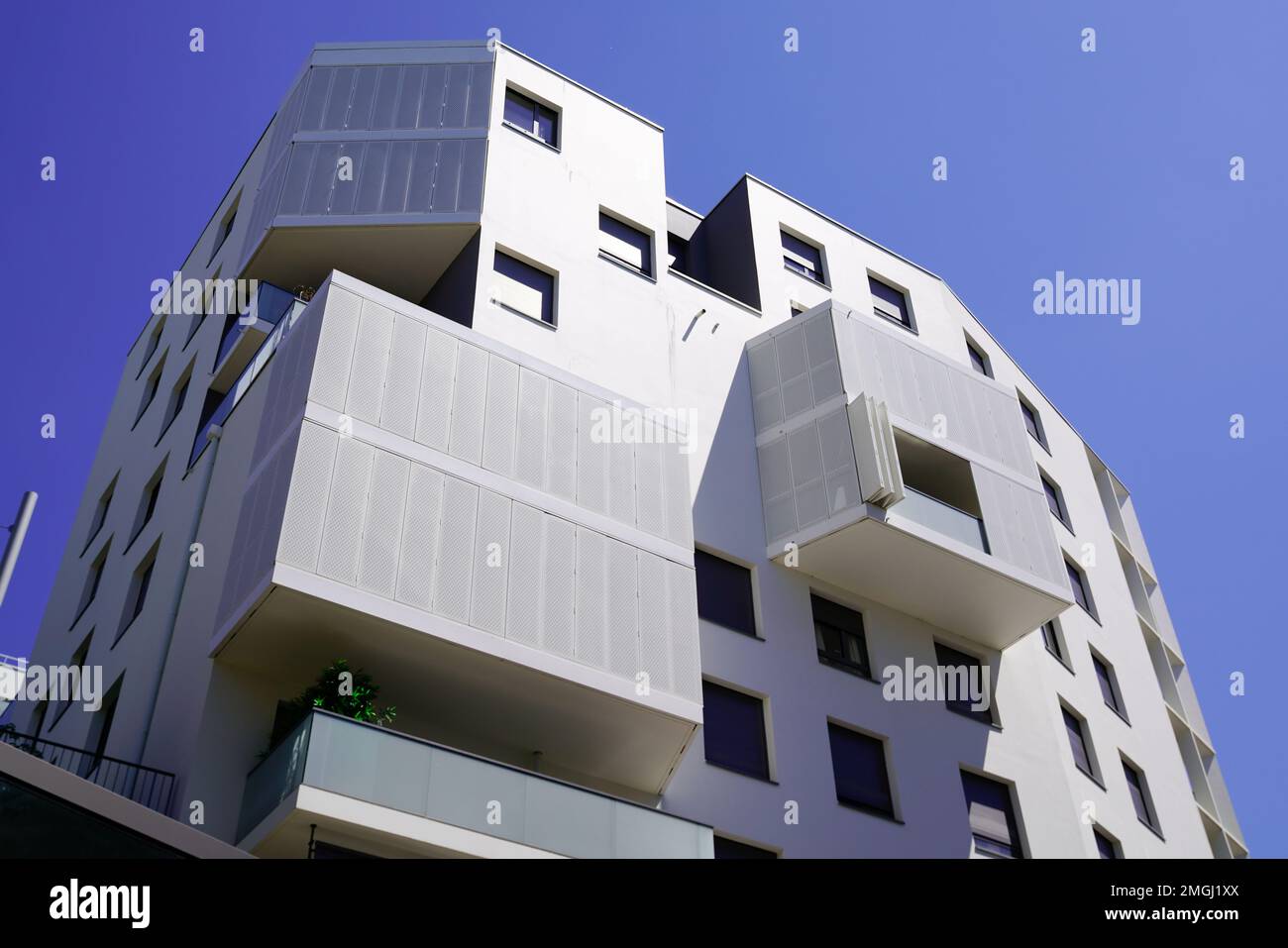 Office building facades large hi-res stock photography and images - Alamy