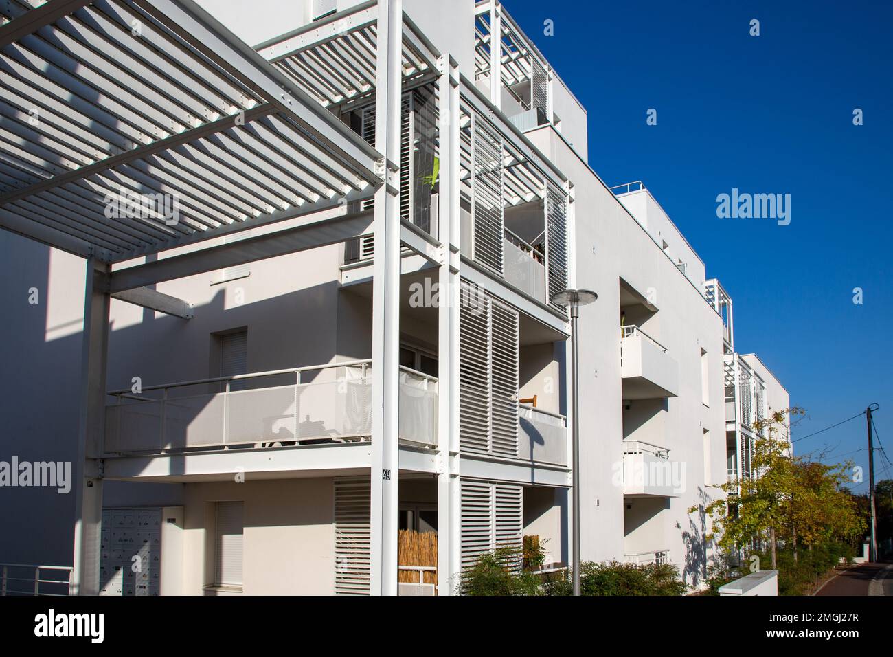 Lookup view modern residential hi-res stock photography and images - Alamy
