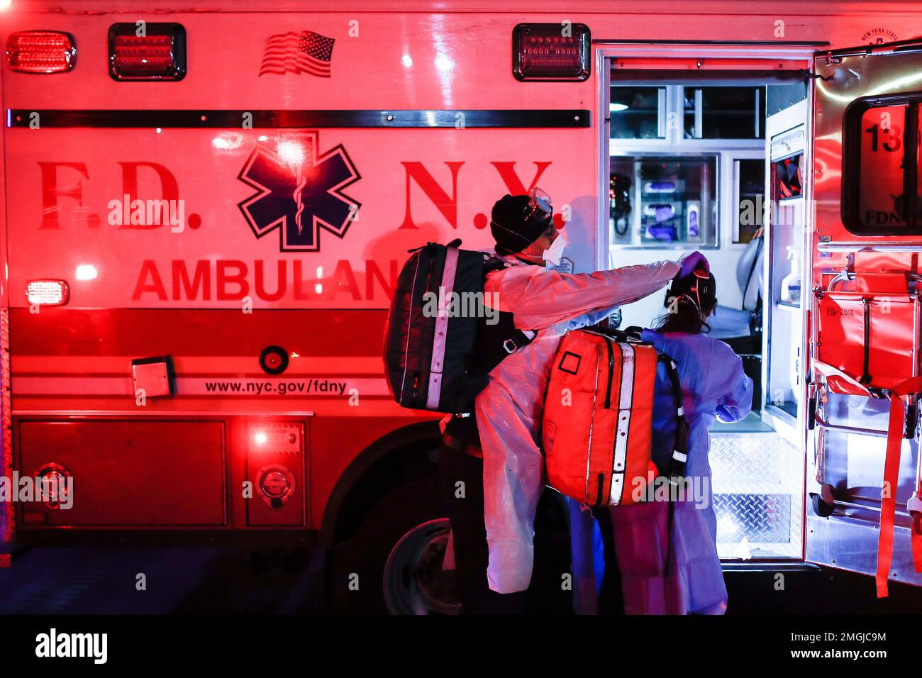 Fdny Paramedics Elizabeth Bonilla Right And Keith Kahara Left Suit Up In Personal Protective 1944