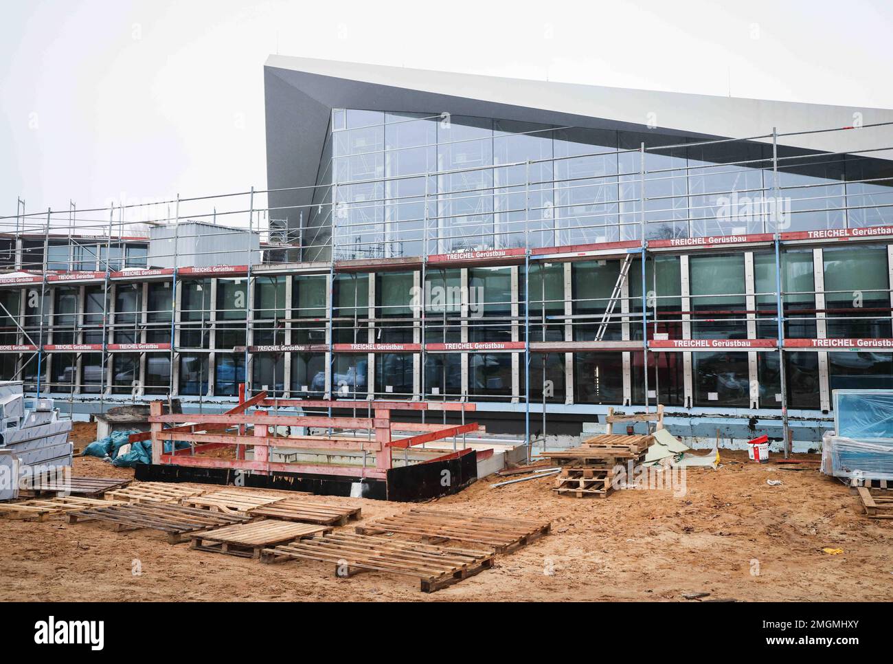 26 January 2023, Hamburg: Exterior view of the Alster swimming pool ...