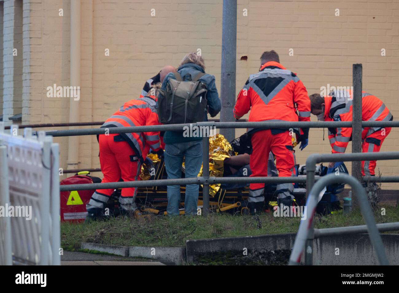 Einsatzkräfte vom Rettungsdienst sind am Bahnhof Brokstedt im Einsatz. Bei einer Messerattacke in einem Regionalzug von Kiel nach Hamburg sind zwei Me Stock Photo