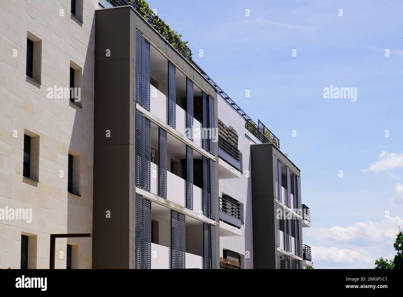 Lookup view modern residential hi-res stock photography and images - Alamy
