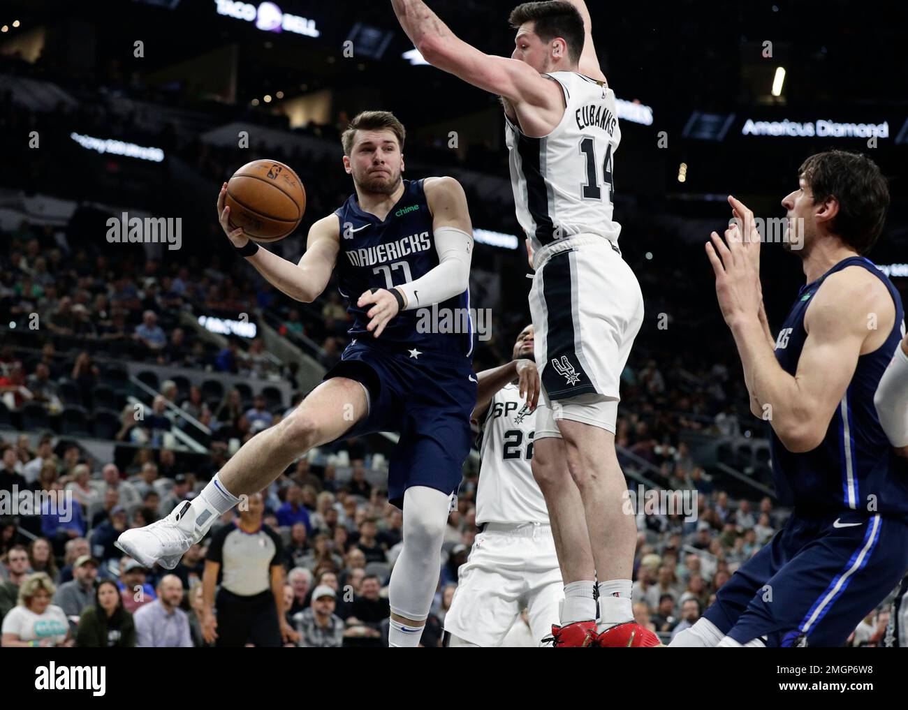 Dallas Mavericks guard Luka Doncic (77) passes around San Antonio Spurs ...