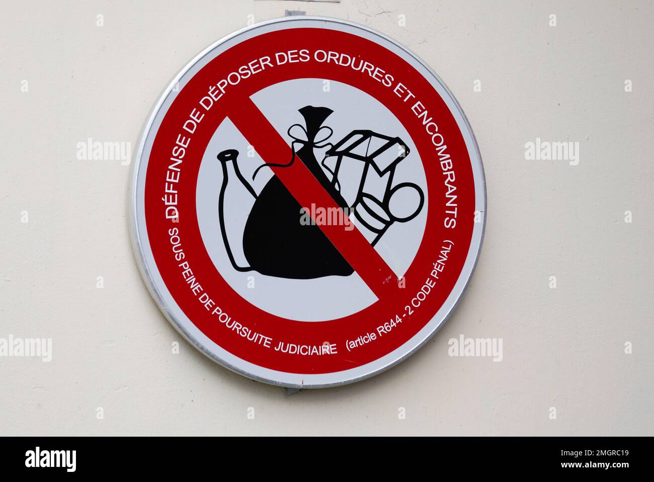 defense de deposer des ordures et french text means No Dumping No littering sign