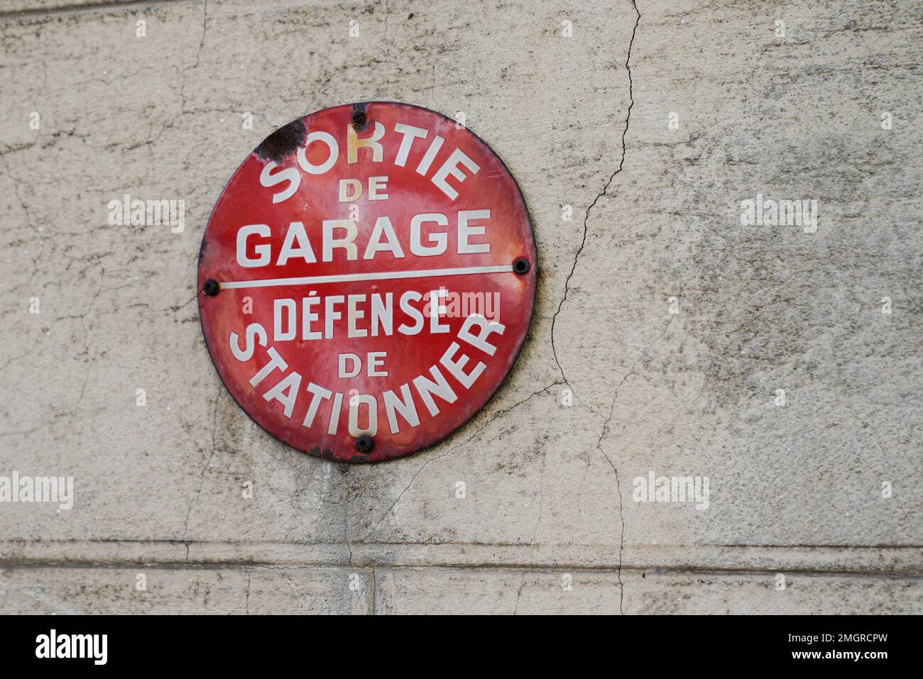 car parking sign prohibited on building wall means in french defense de