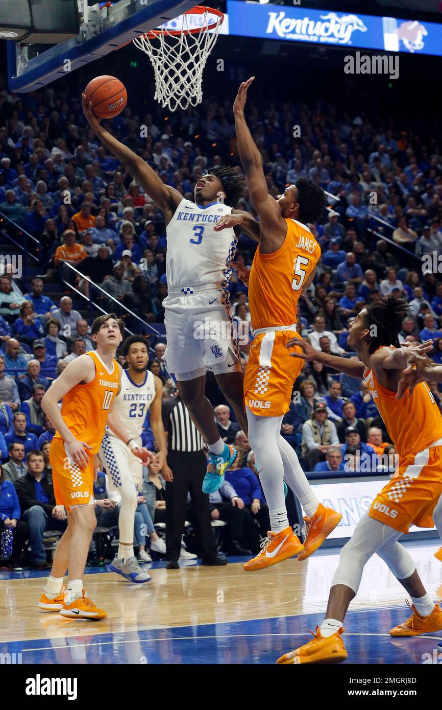 Kentucky's Tyrese Maxey (3) shoots while defended by Tennessee's Josiah