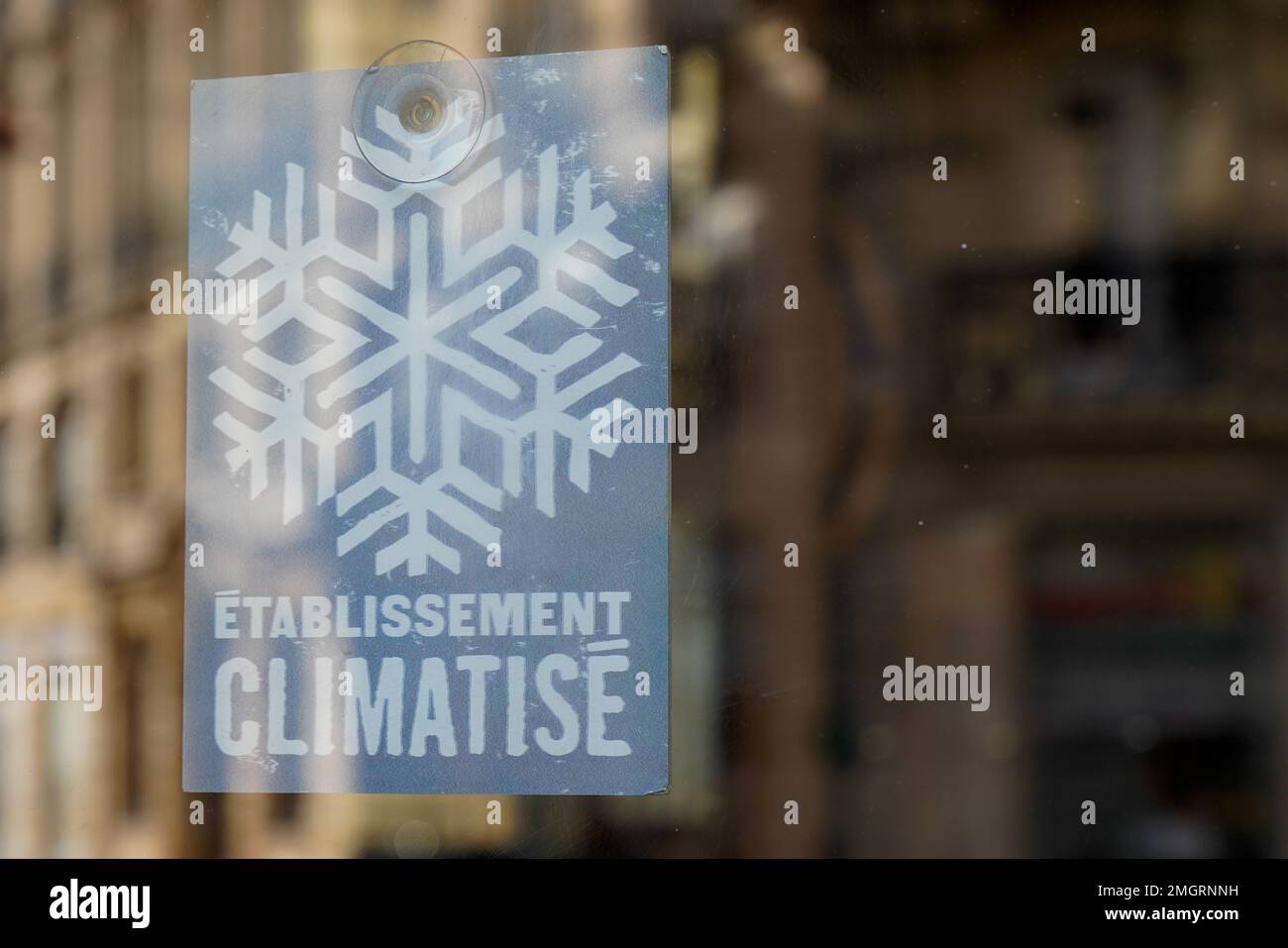 etablissement climatise french text on windows store means air-conditioned  establishment shop panel information on facade boutique Stock Photo - Alamy