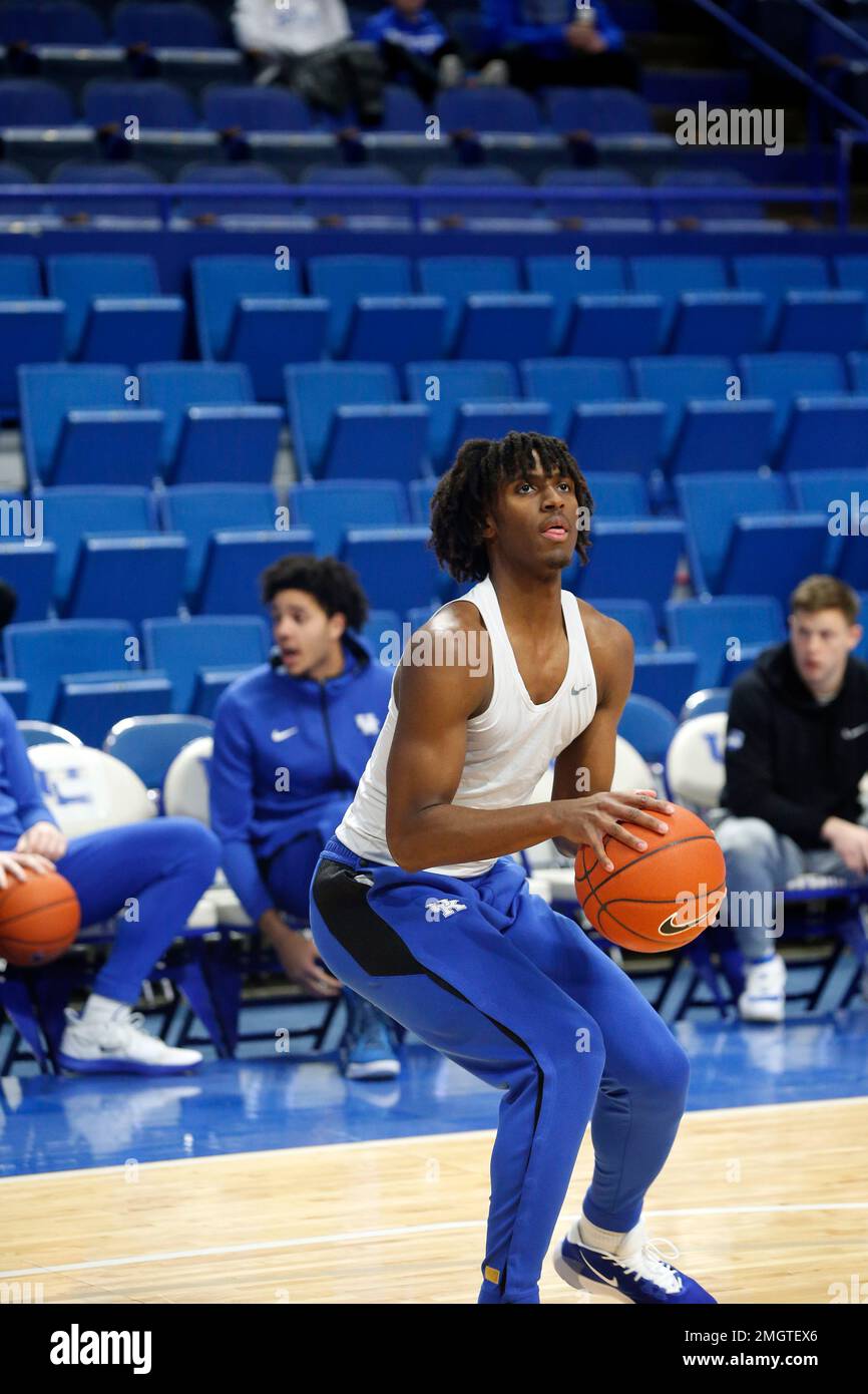 Kentucky's Tyrese Maxey (3) warms up before an NCAA college basketball