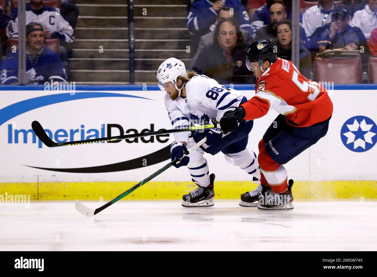 Toronto Maple Leafs right wing William Nylander (88) and Florida