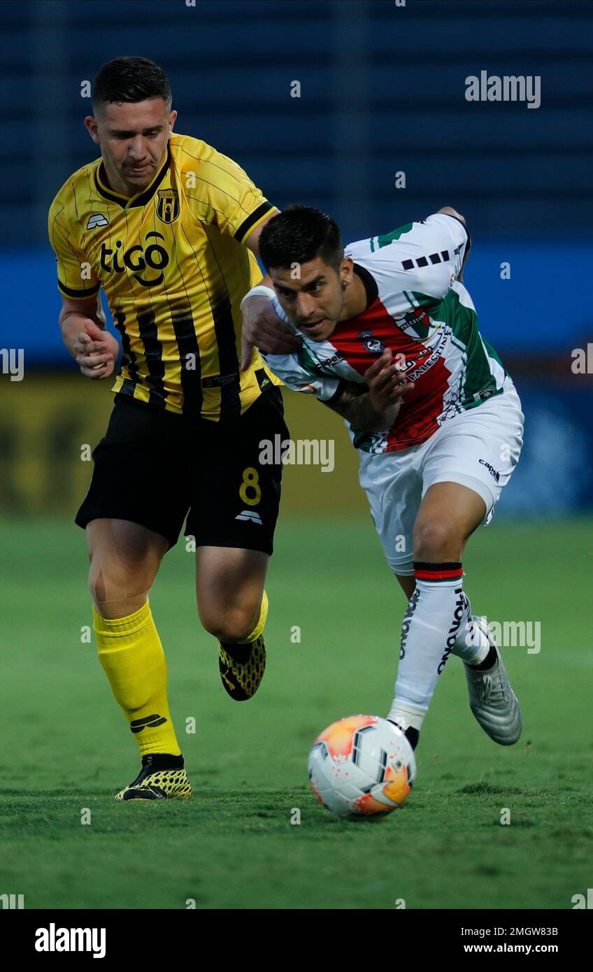 Morel of Paraguay's Guarani, left, fight for the ball with