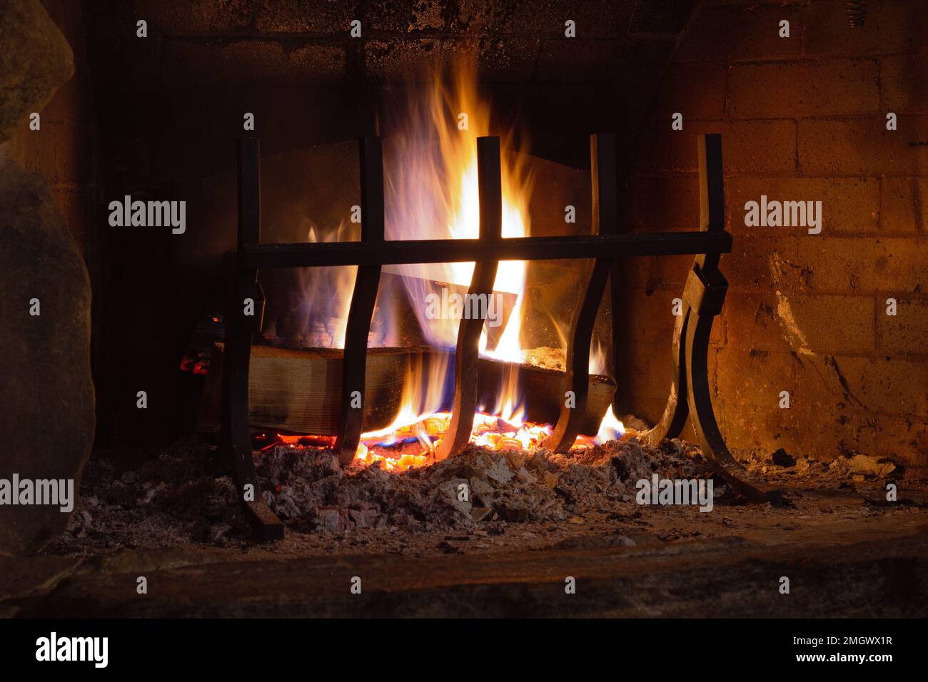 Wood burning fireplace hi-res stock photography and images - Alamy