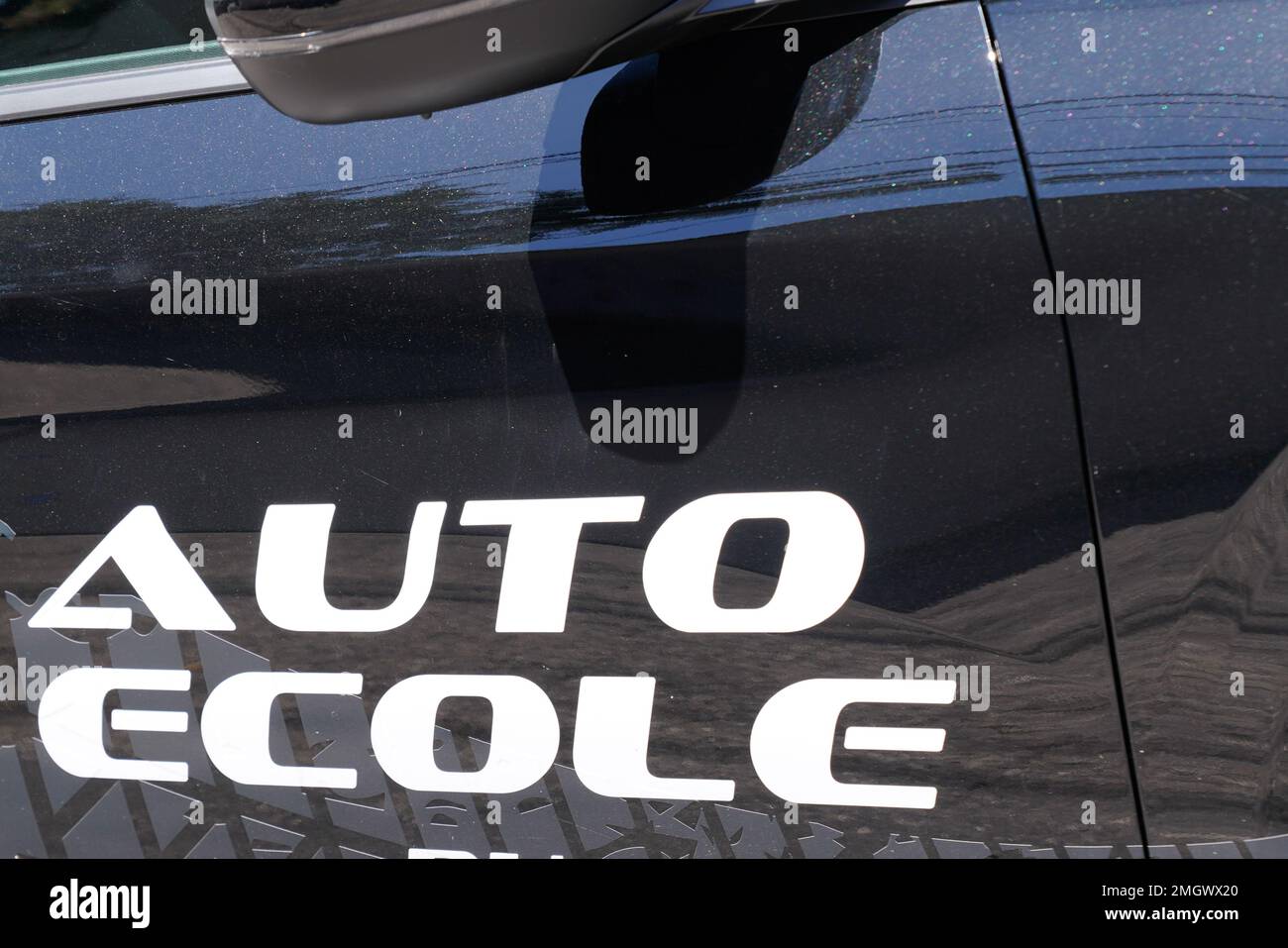 auto ecole text in french means driving school sign write on education learning car side door Stock Photo