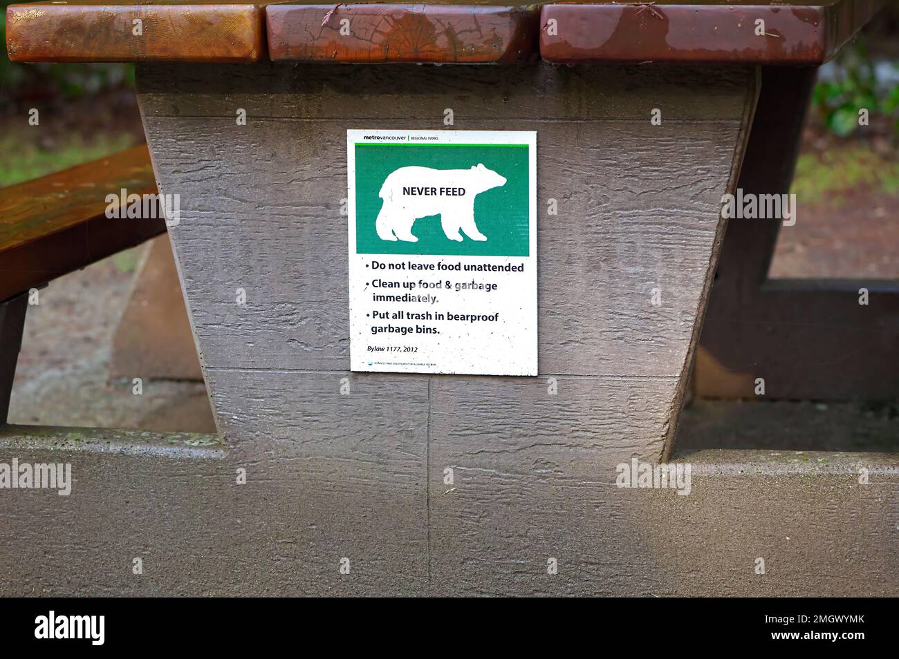 A warning sign on a picnic table in a regional park of the Pacific Northwest to never feed the bears. Maple Ridge, British Columbia, Canada. Stock Photo