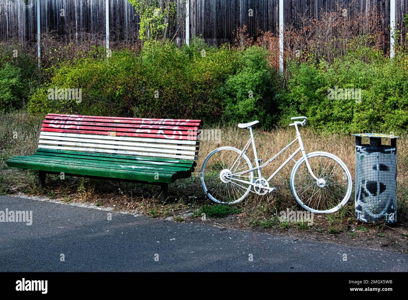 Memorial for cyclist Frank Metzdorf, white ghost bike & brass plaque on bench next to Teltow Canal, Johannisthal, Treptow-Köpenick, Berlin  Frank Metz Stock Photo