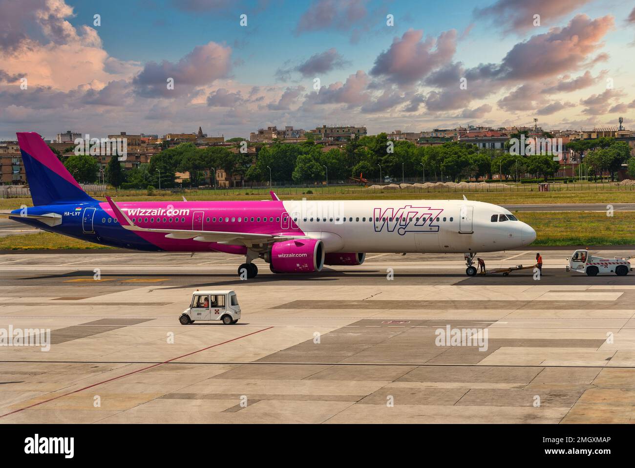 Wizz air airplane hi-res stock photography and images - Page 9 - Alamy