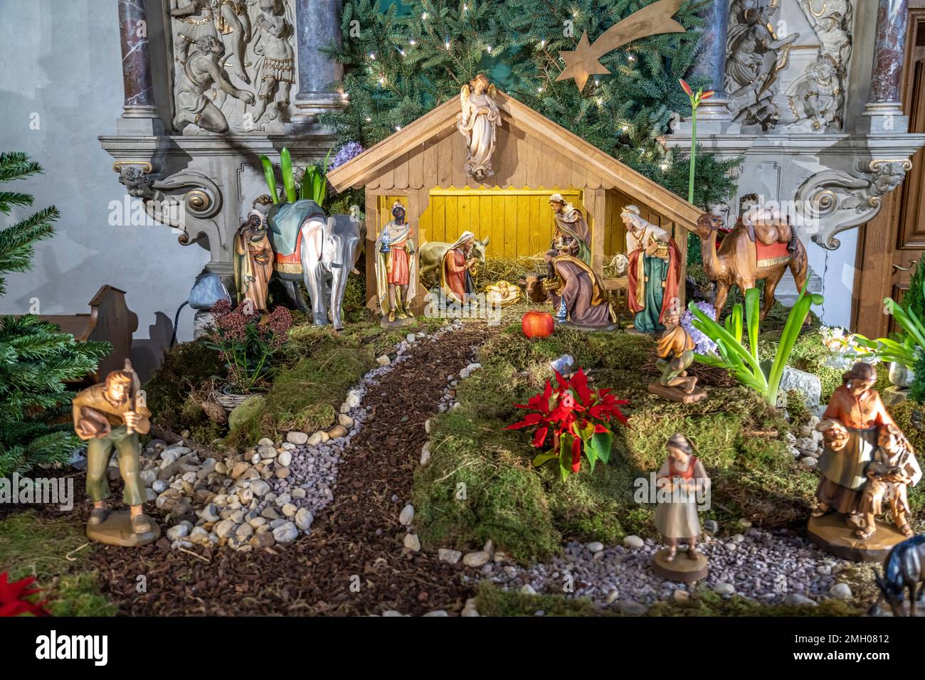 Weihnachtskrippe im Innenraum der Klosterkirche des Kloster Oelinghausen, Arnsberg, Hochsauerlandkreis, Nordrhein-Westfalen  |  Christmas Nativity sce Stock Photo