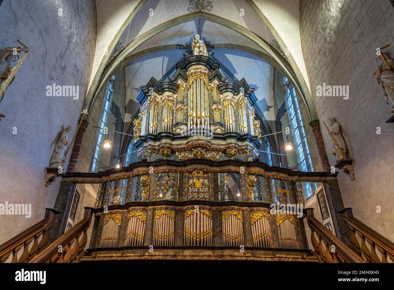 Orgel im Innenraum der Klosterkirche des Kloster Oelinghausen, Arnsberg, Hochsauerlandkreis, Nordrhein-Westfalen  |  Oelinghausen monastery church org Stock Photo