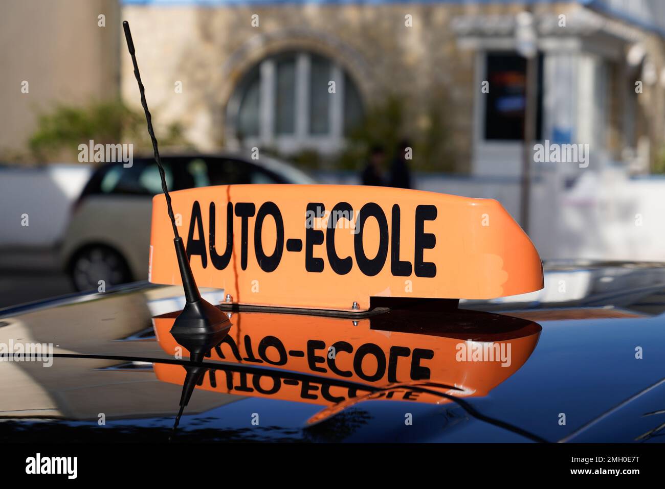 driving school means auto ecole text in french text on the car roof