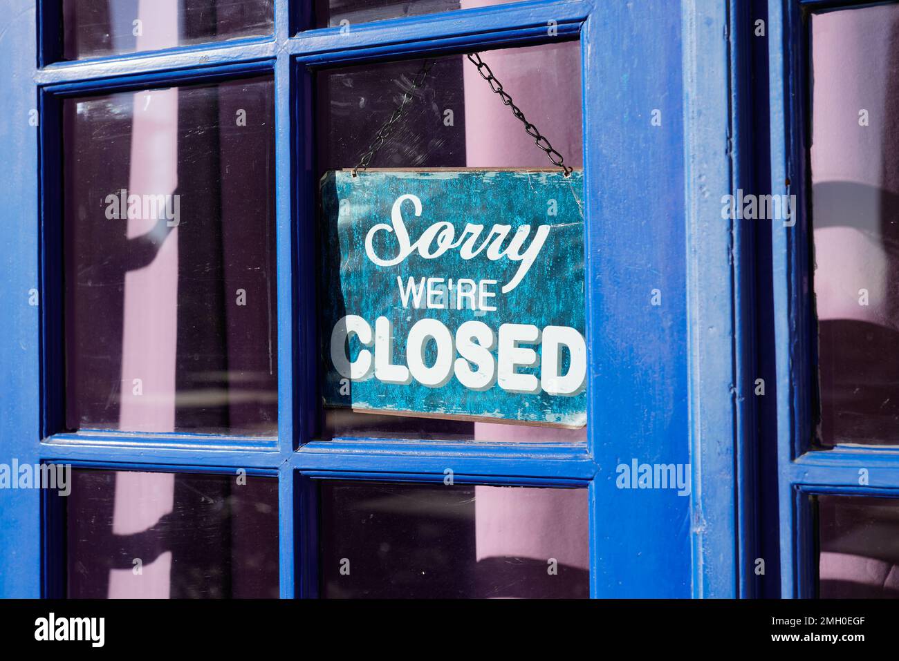 windows vintage shop sign saying sorry we are closed Stock Photo