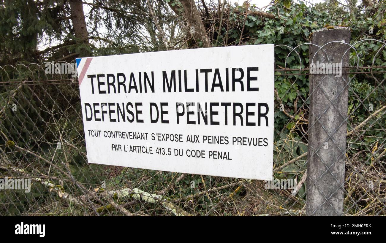 terrain militaire french text means in english no entry on military