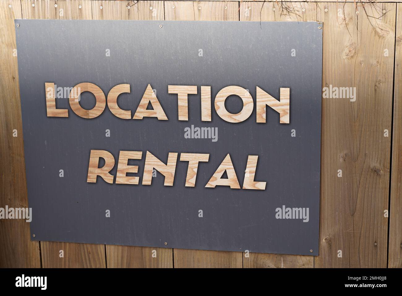 location rental text sign on wooden wall background Stock Photo - Alamy
