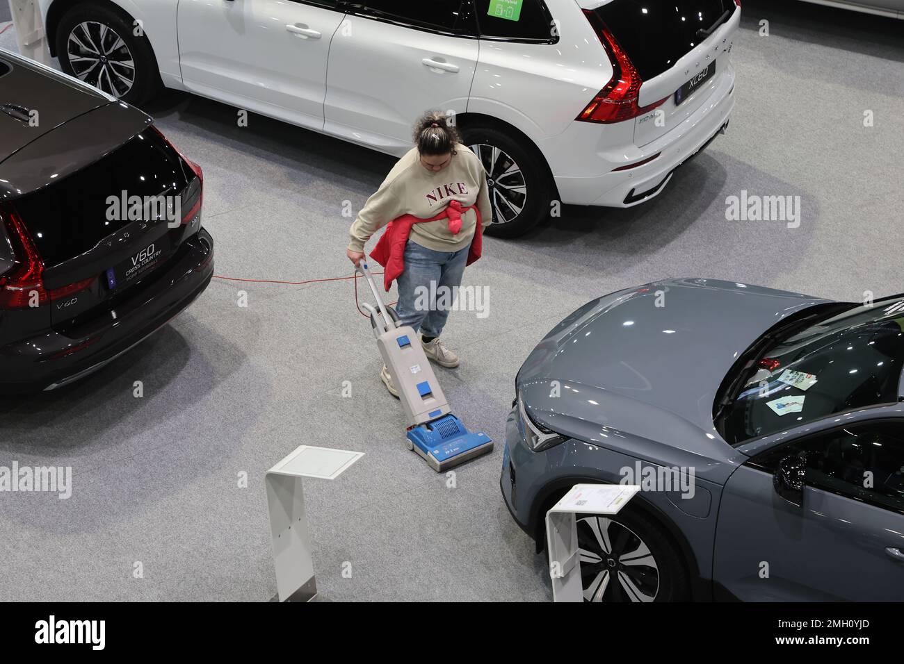 Erfurt, Germany. 26th Jan, 2023. An employee vacuums the booth of a