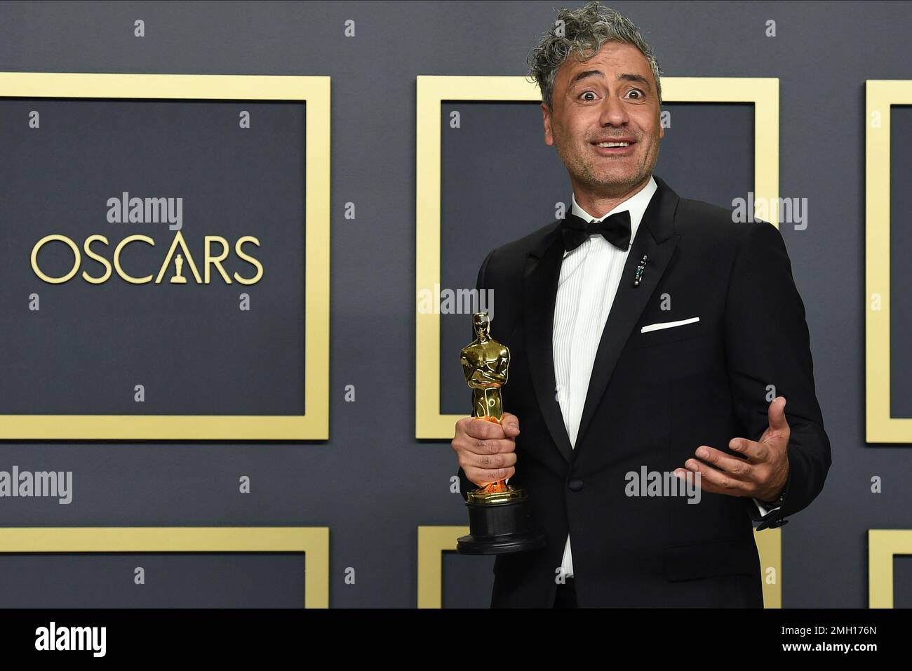 taika-waititi-winner-of-the-award-for-best-adapted-screenplay-for