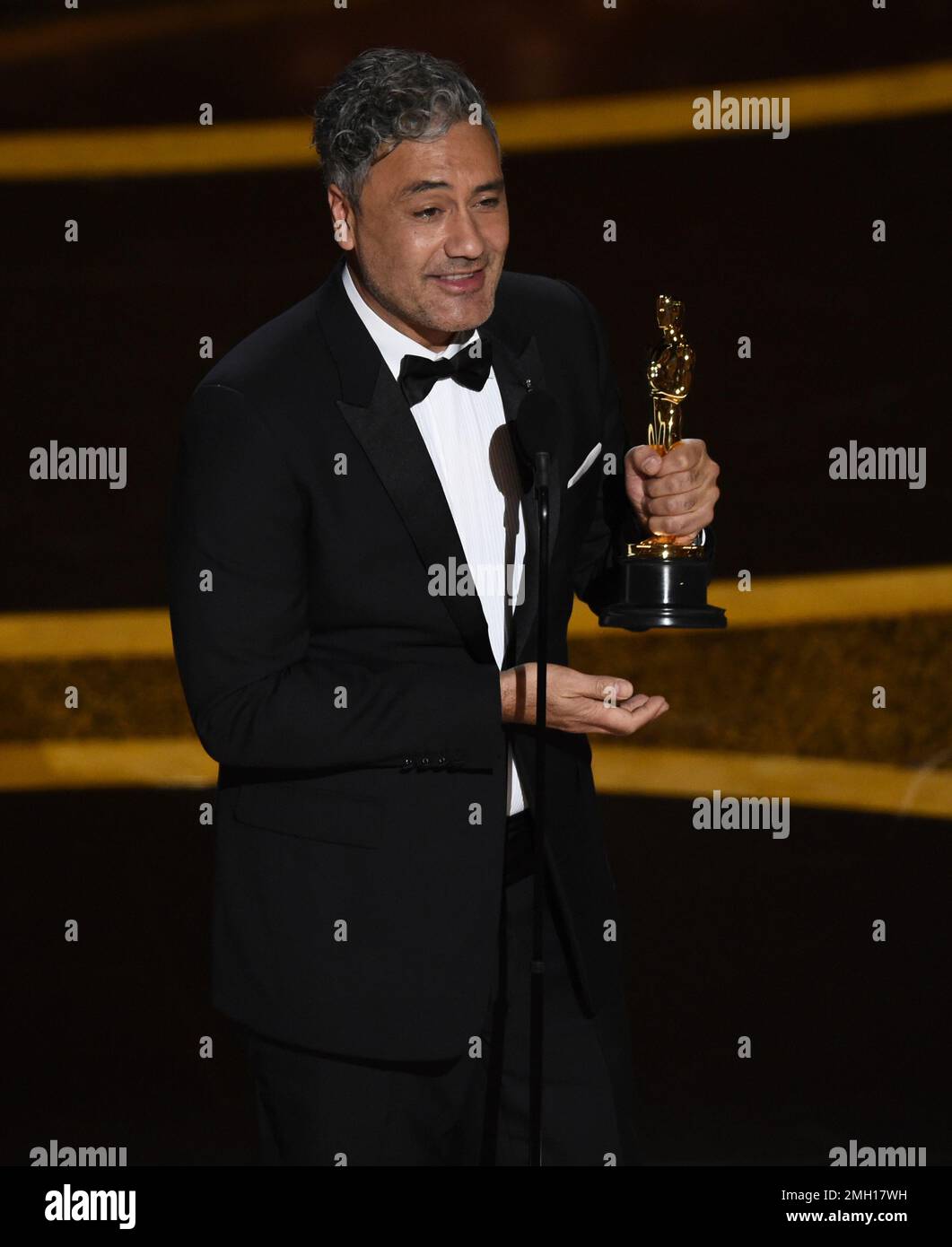taika-waititi-accepts-the-award-for-best-adapted-screenplay-for-jojo